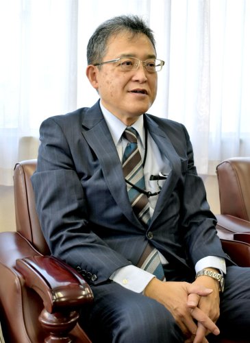 インタビューに応じる関東運輸局の新田局長＝８日、千葉市中央区
