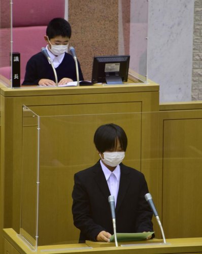 鋭い質問を市幹部にぶつける小学生＝茂原市議会議場
