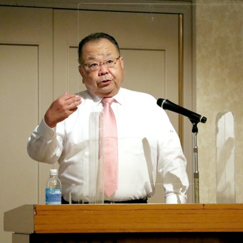 千葉政経懇話会１１月例会で講演する西田市長＝１５日午後、千葉市中央区のホテル