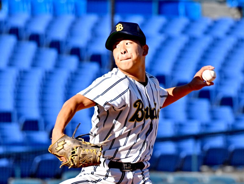関東地区選手権の初戦で完封勝ちし、敢闘賞に選ばれた武道大の板川＝８日、横浜スタジアム
