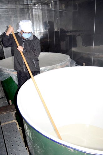 冷蔵庫の中で行われている新酒の仕込み作業＝山武市