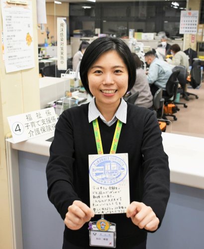 ２０年前の芝山鉄道開業時に自身に向けた記念の手紙を書いた町職員の矢口さん
