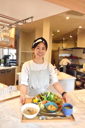 旬野菜をたっぷり使ったランチメニューを手にする石毛麻里子さん＝銚子市