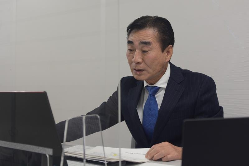 センターの活動状況について説明する河崎統括責任者＝千葉市中央区
