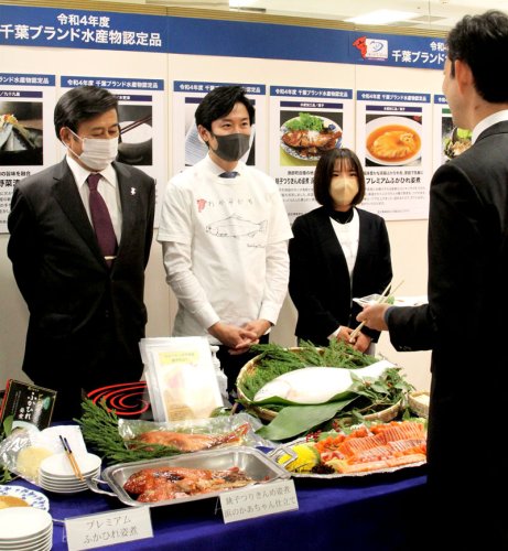 認定書交付式後に千葉ブランド水産物を試食する熊谷知事（右）と事業者ら＝千葉市中央区