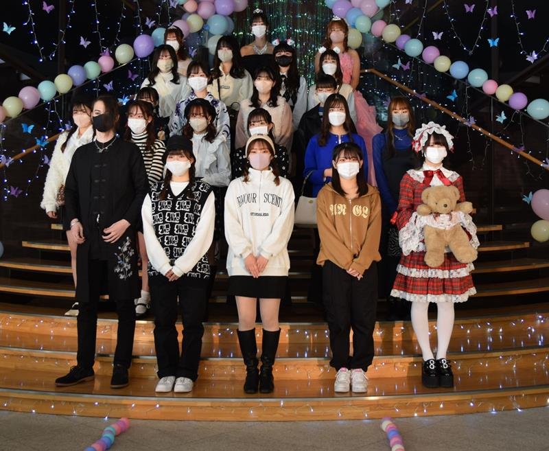 ステージに勢ぞろいしたモデルの学生たち＝１９日、千葉市稲毛区
