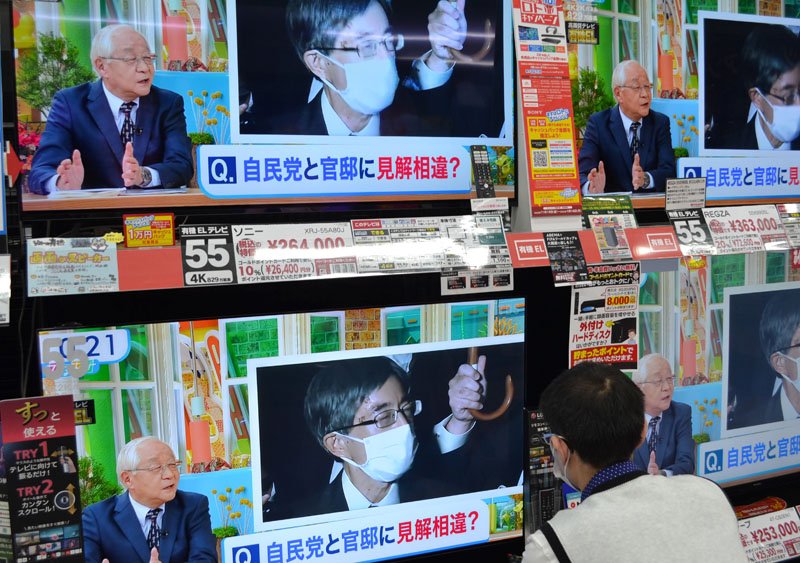 寺田総務相更迭を報じるテレビ番組が流れる家電量販店＝２１日午後０時２０分ごろ、千葉市中央区