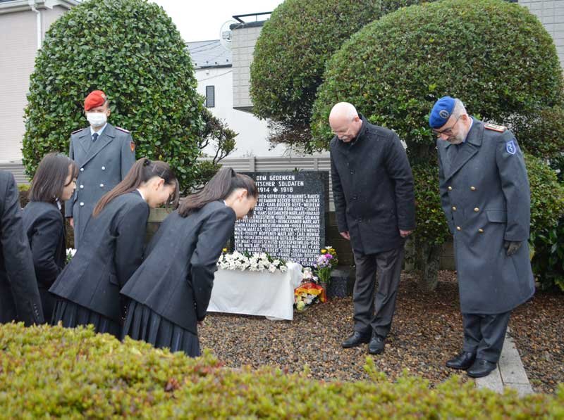 第１次世界大戦のドイツ兵追悼碑前で、駐日ドイツ大使らにあいさつする津田沼高生＝２３日、船橋市習志野霊園

