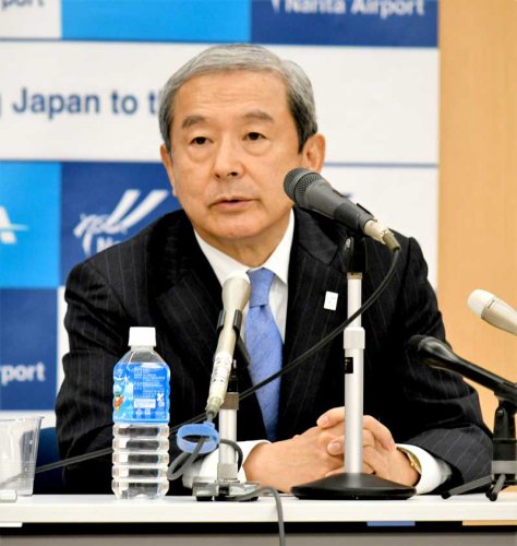 中間連結決算について説明するＮＡＡの田村社長＝２４日、成田市
