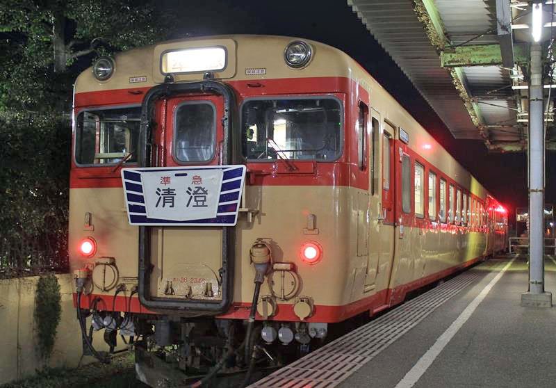 ２７日に定期運行を終えるいすみ鉄道「キハ２８形」（ＪＲ千葉支社提供、ヘッドマークはツアーと関係ありません）
