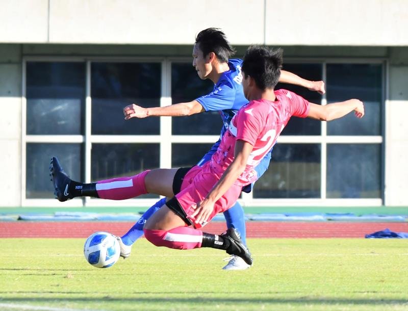 ブリオベッカ浦安－栃木シティＦＣ　後半、３点目を決める浦安の上松（奥）＝熊谷スポーツ文化公園陸上競技場
