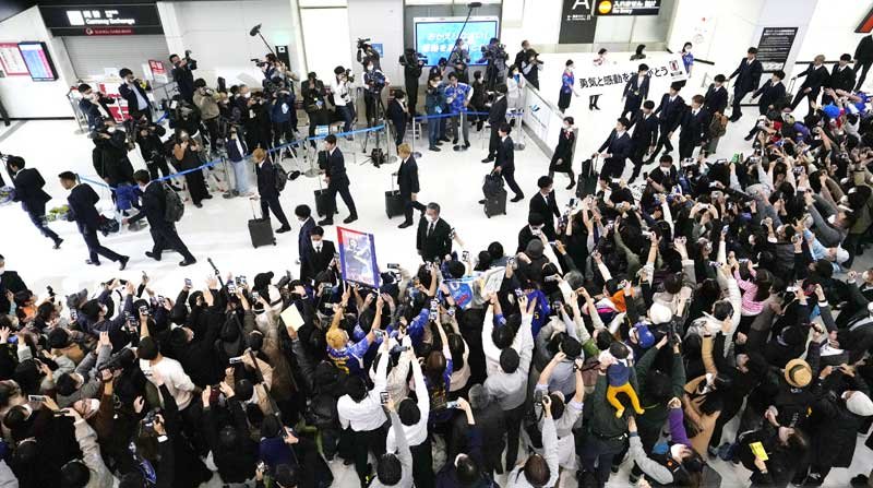 「お疲れ様！」「ブラボー」　空港駆け付けたサポーター、４年後の大躍進も期待　＜サムライブルー帰国＞