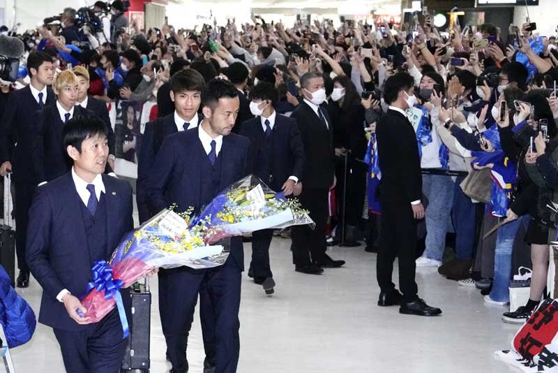 「お疲れ様！」「ブラボー」　空港駆け付けたサポーター、４年後の大躍進も期待　＜サムライブルー帰国＞