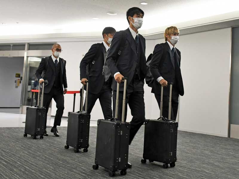 【速報】サムライブルー誇らしく帰国　成田空港、サポーター歓喜の出迎え　Ｗ杯サッカー日本代表
