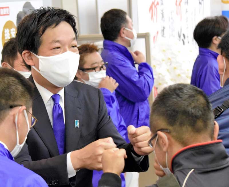 ２０２１年１０月の衆院選で５選を果たし支持者とグータッチして喜び合う薗浦氏＝市川市