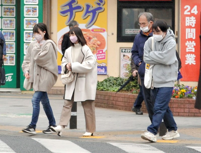 寒さに身を縮こまらせる通行人ら＝１日午後０時半ごろ、千葉市中央区