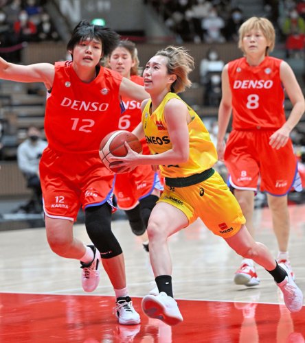 ＥＮＥＯＳ―デンソー　第１クオーター、攻め込むＥＮＥＯＳの宮崎（右から２人目）。左はデンソーの赤穂＝代々木第二体育館