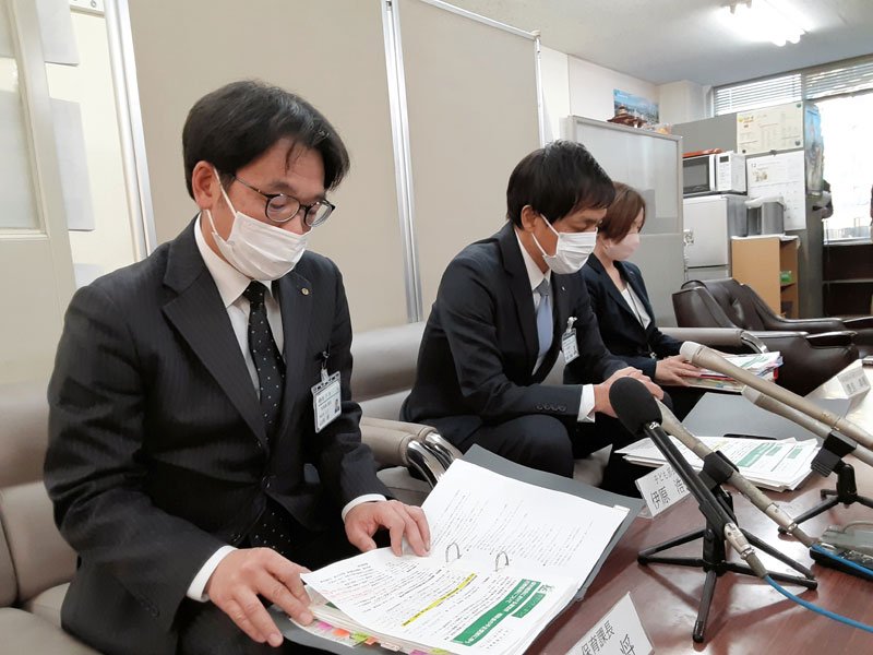 記者会見で小規模保育事業所の不適切保育などについて説明する松戸市の担当者ら＝１９日午後、同市役所
