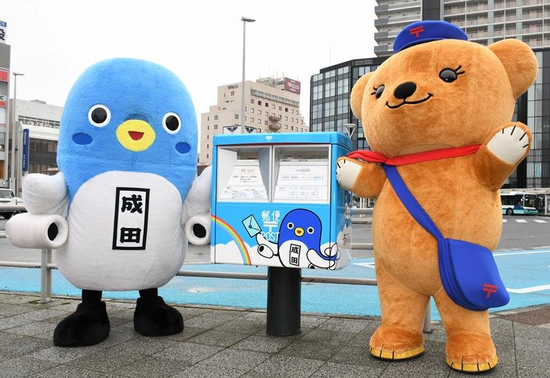 ファンや市民の撤去を惜しむ声でＪＲ成田駅前に再登場したうなりくんポスト＝成田市
