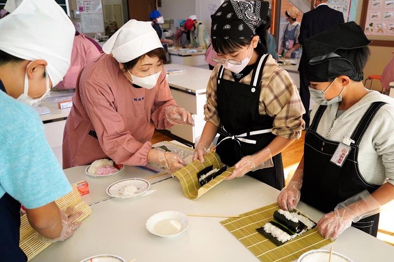 郷土の伝統食学ぶ　勝浦中・サバさばき調理　勝浦小・太巻きずし作り　「模様うまくできた」「刃の入れ方難しい」