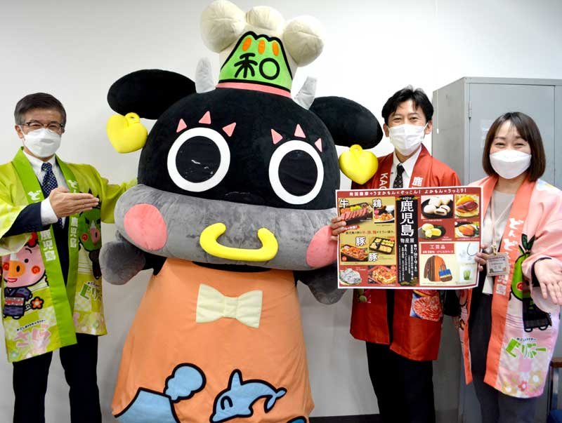 大きな体で鹿児島の名物をＰＲする「かごうしママ」＝船橋市役所