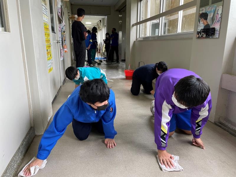 中学生に指導しながら清掃ボランティアに取り組む風の丘分校生（前列左）ら＝市原市の三和中学校
