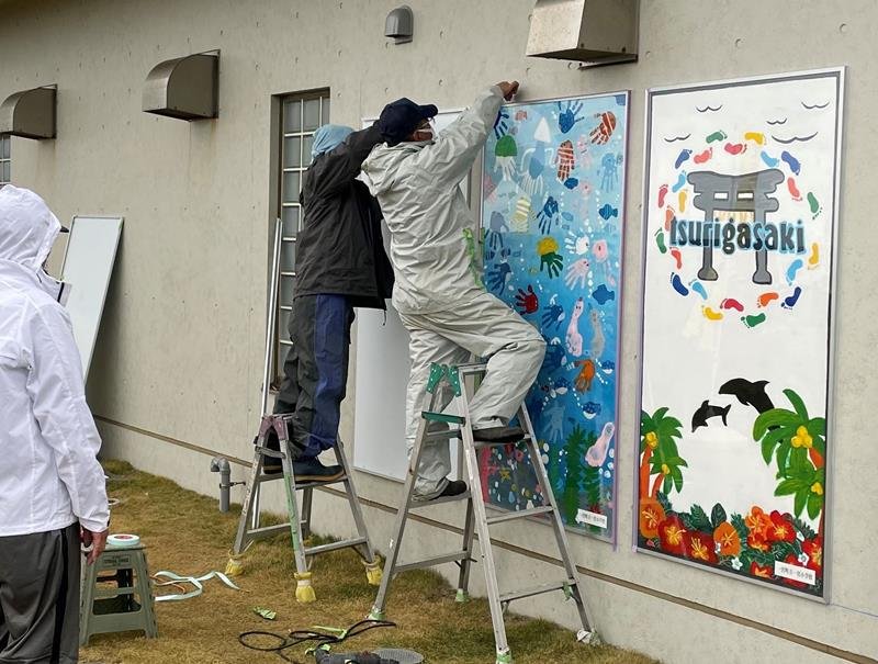 観光案内所の壁面に設置された絵＝一宮町
