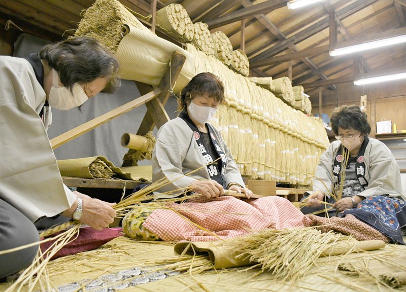 来年の平穏祈り丁寧に…重さ２００キロ「大しめ縄」作り　成田山新勝寺