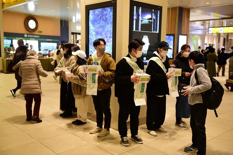 ３年ぶりに街頭で「あしなが学生募金」を行う学生ら＝３日、千葉市中央区のＪＲ千葉駅
