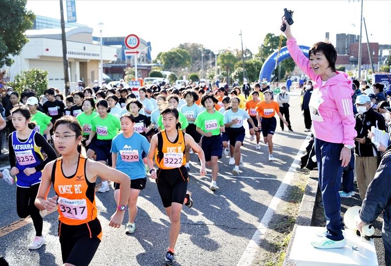 駆け出す中学生ランナーとスターターを務めた増田さん（右）＝いすみ市
