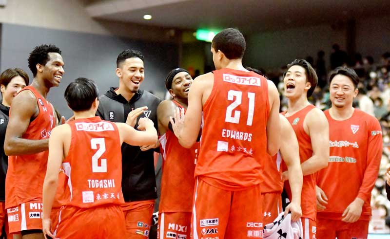 秋田に勝利し喜ぶ千葉Ｊの選手たち＝４日、船橋アリーナ
