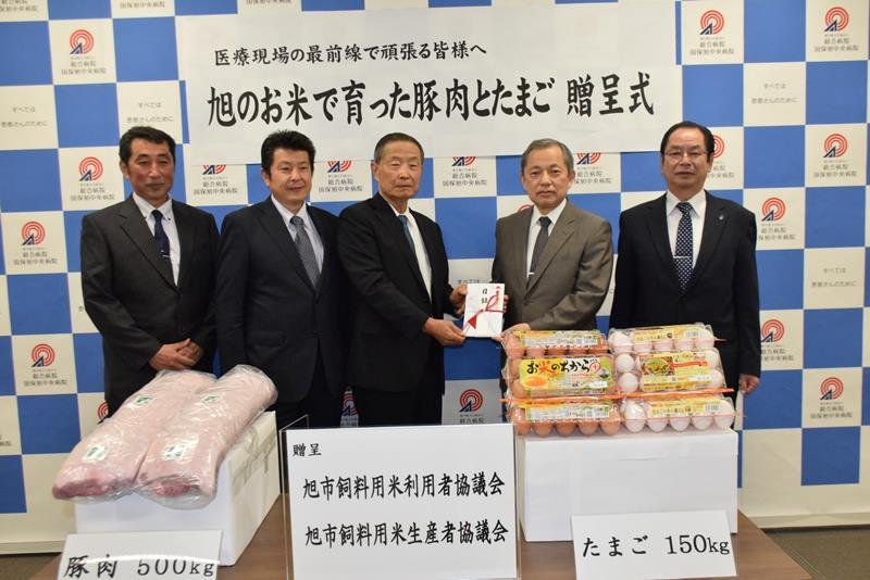 ２団体から贈呈品の目録を受け取る野村幸博病院長（左から４人目）＝旭市
