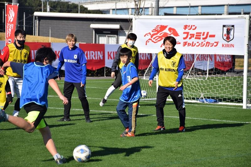 宮間さん、川澄さんとウオーキングサッカーをする参加者＝千葉市美浜区
