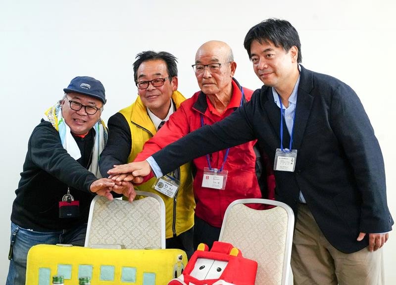 手を合わせる地方鉄道応援団体の代表者ら＝いすみ市

