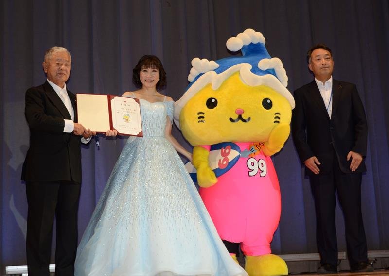 九十九里町のＰＲ大使を委嘱された水森かおりさん（左から２人目）＝６月、同町
