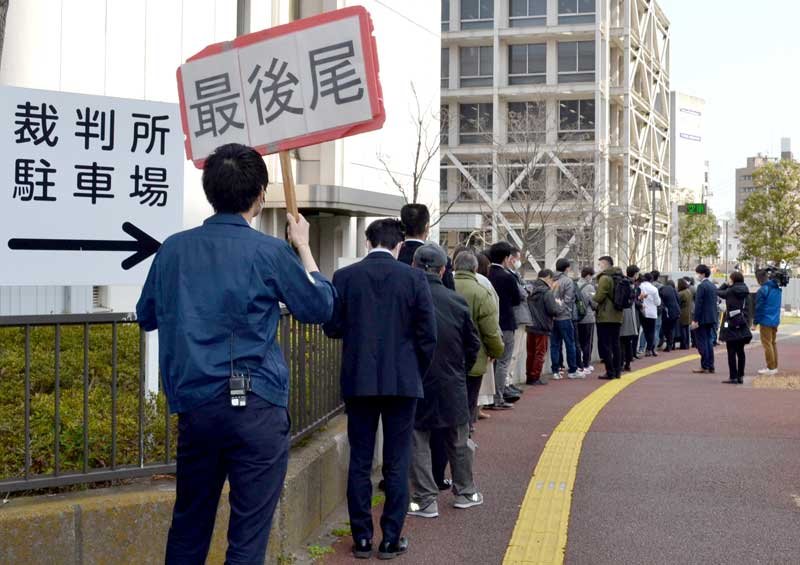 八街児童死傷事故の判決公判日、千葉地裁前には傍聴券を求める人の長い列ができた＝３月２５日、千葉市中央区