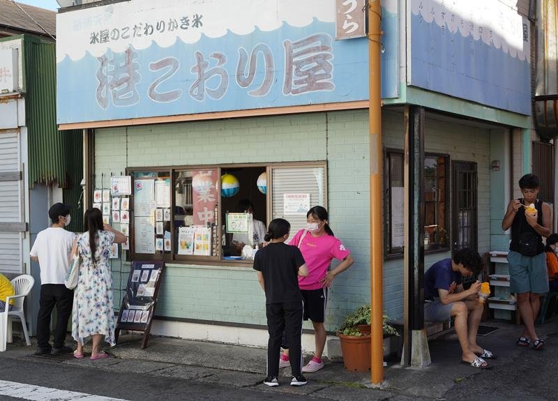 他と比べれば勝浦市は「涼しいまち」だが、市内のかき氷店は涼を求める客でにぎわった＝７月
