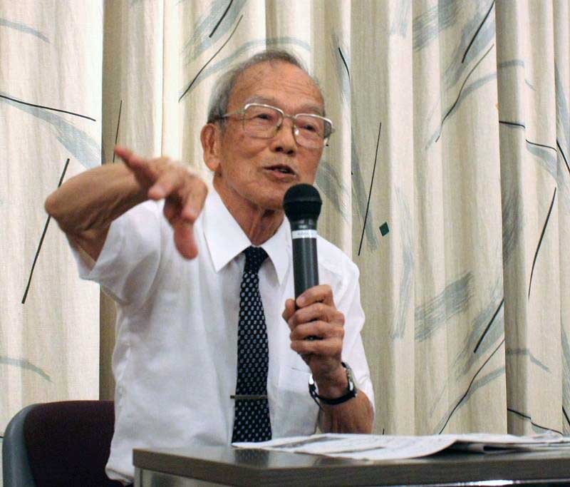 県庁で開かれた原爆パネル展で、自身の被爆体験について語る小中さん＝２０１９年８月
