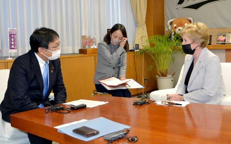 神谷市長（左）と意見交換を行ったジリアン・トリッグス弁務官補（右）＝１９日、千葉市役所
