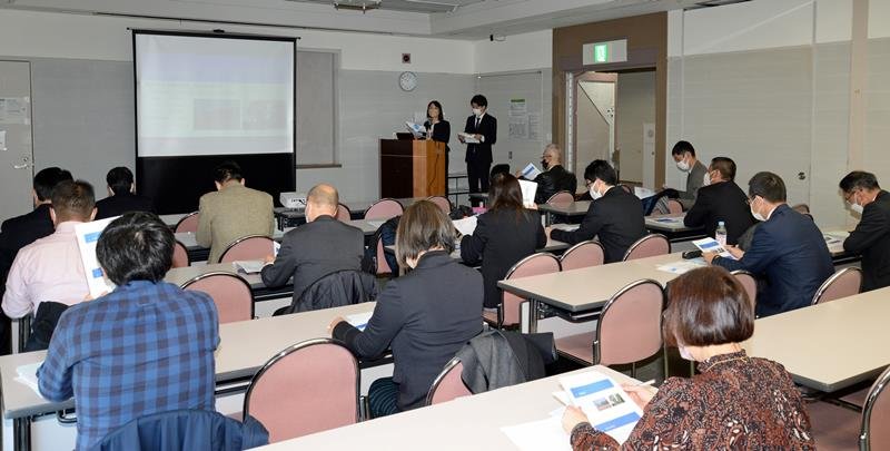 新聞を活用した具体的な取り組みを発表する野田市立北部小＝２４日、千葉市中央区の千葉商工会議所
