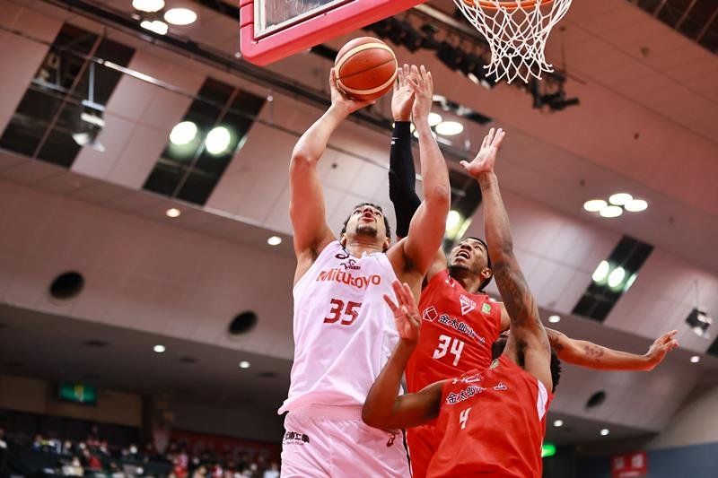 千葉Ｊ－川崎　第１クオーター、相手ゴール下でディフェンスする千葉Ｊのスミス（３４）＝船橋アリーナ