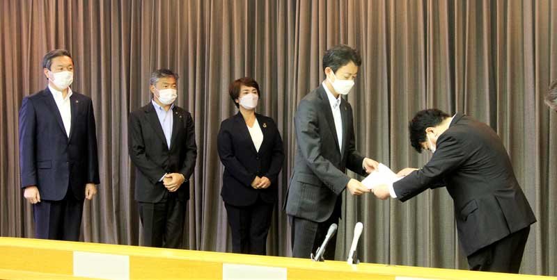 日本製鉄東日本製鉄所の谷所長（右）に改善を指示する文書を手渡す熊谷知事（右から２人目）と、同席した（中央から順に）石井君津市長、渡辺木更津市長、高橋富津市長＝８月２５日、千葉県庁