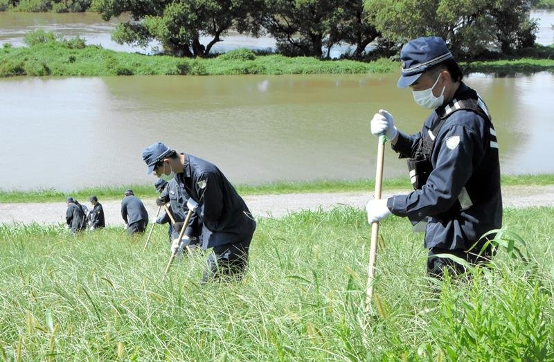 行方不明になった女児を捜索する県警の捜査員＝９月２５日、流山市