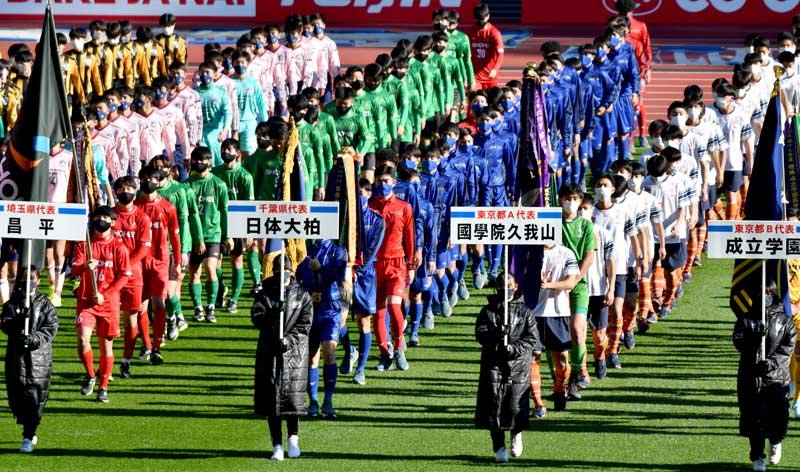 初出場の日体大柏をはじめ４８代表校が勢ぞろいした＝東京・国立競技場

