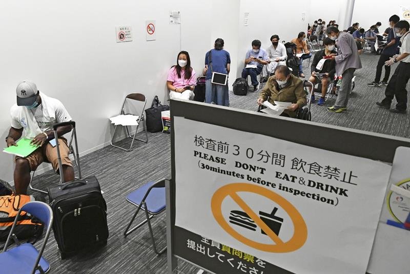ターミナル内で検疫作業を待つ入国者＝２０２１年９月、成田空港
