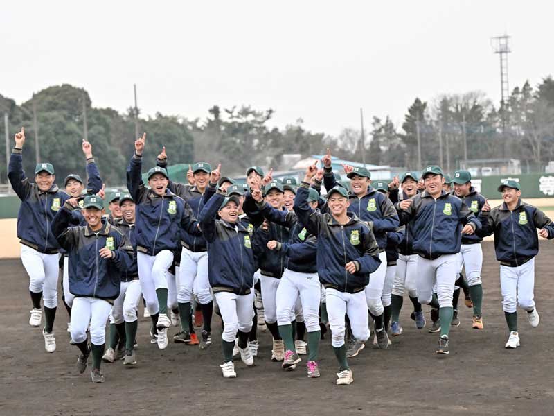 ２年ぶり２度目の選抜高校野球大会出場が決まり喜ぶ専大松戸ナイン＝２７日午後、松戸市串崎新田の専大松戸高野球場