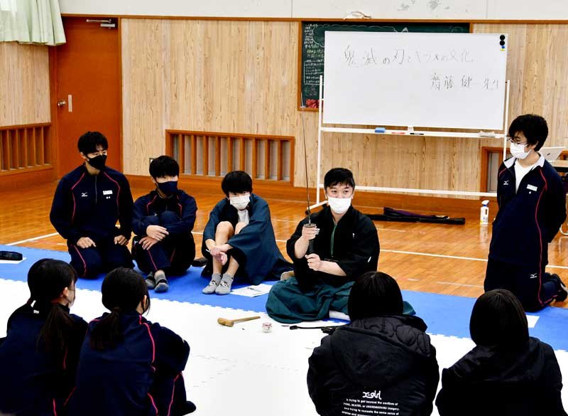 日本刀の仕組みなどを説明する卒業生の斉藤さん＝県立佐原高校