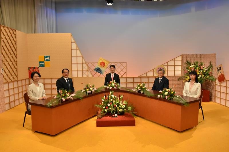 熊谷知事（中央）らをゲストに迎えた「２０２３新春放談」
