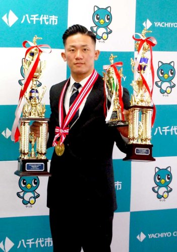 プロボクシング新人王に輝き、八千代市役所で報告したスコーピオン金太郎選手（同市の三谷大和ジム所属）