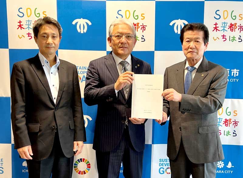 市原市経済懇話会の提言書を小出市長（中央）に手渡す榊原代表幹事（右）と秋谷代表幹事＝市役所
